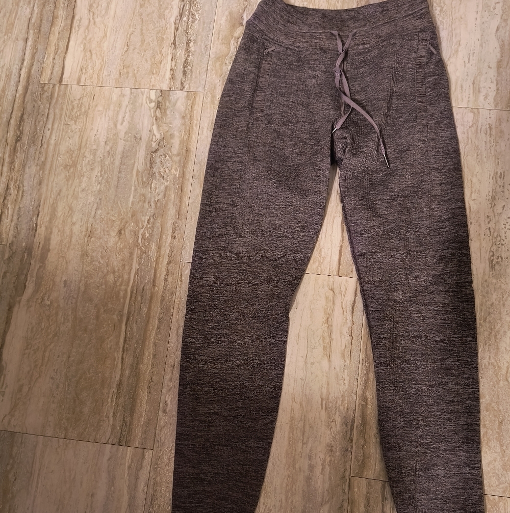 Lululemon Engineered Warmth chrome/Lunar Rock/Black Jogger Size 2